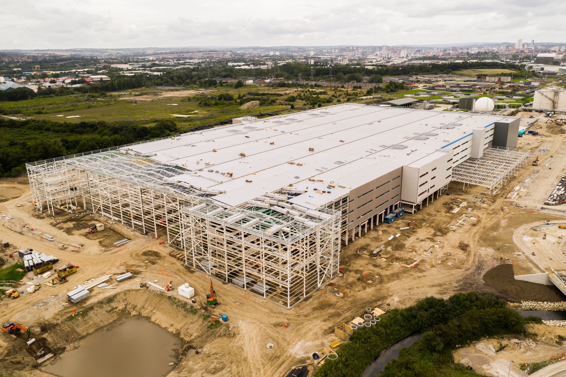 Aerial view of a large distribution warehouse under construction￼